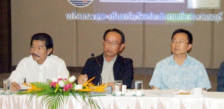Wiwat Pattanasin (center), president of the Pattaya Business & Tourism Association, presides over the conference.